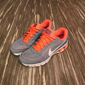 ***BARELY USED***Women’s US size 8 sneakers